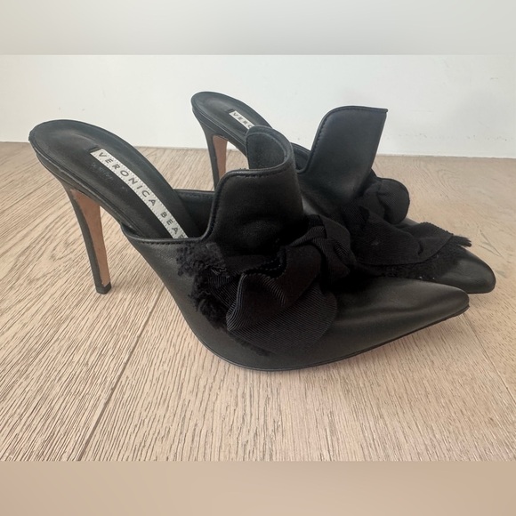 Veronica Beard
Leather Bow Accents Mules black 
Women's Size 37.5 - Picture 11 of 15